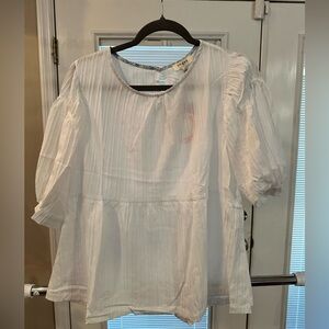 Size L Umgee Chic White Blouse w/Keyhole in back w/button. NWT!  Extra button.